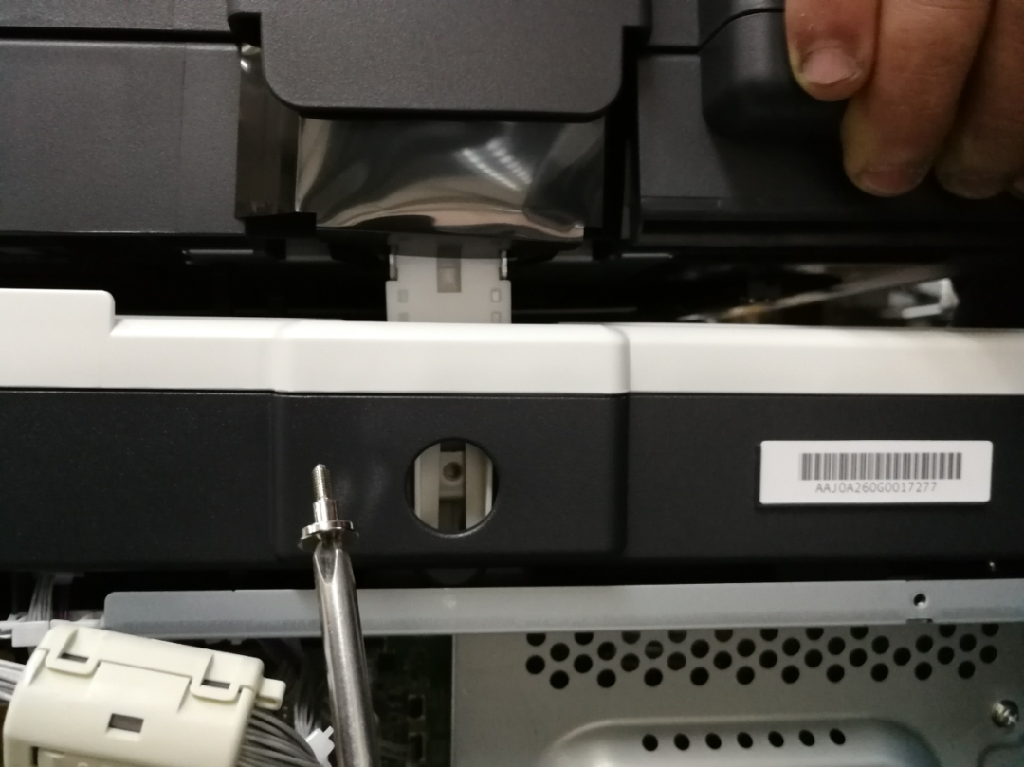 柯尼卡美能达246i/266i/306i系列复印机安装步骤，装上送稿器固定螺丝