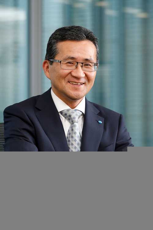 8_柯尼卡美能达炭谷忠彦董事长与高层向优秀经销商进行表彰.png