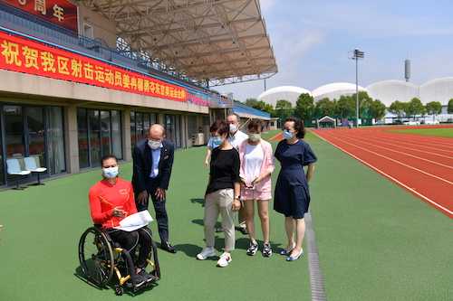 3_运动员代表向大家介绍竞速轮椅项目比赛规则及器具.JPG